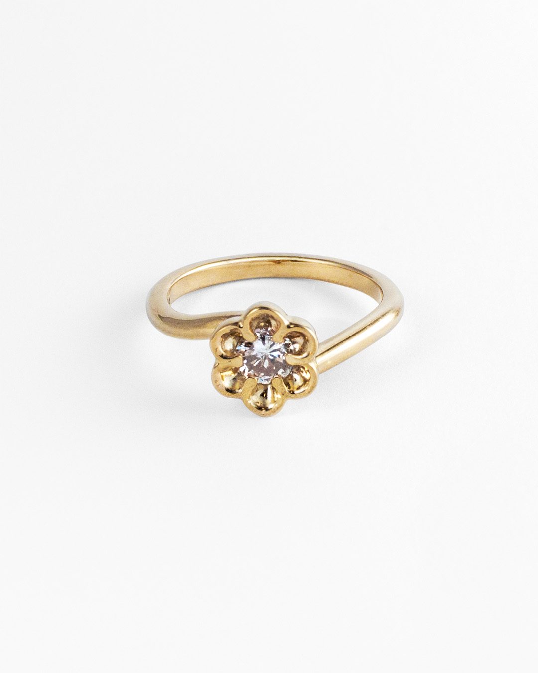 Anillo Belcher floral con diamante natural en oro amarillo 14K