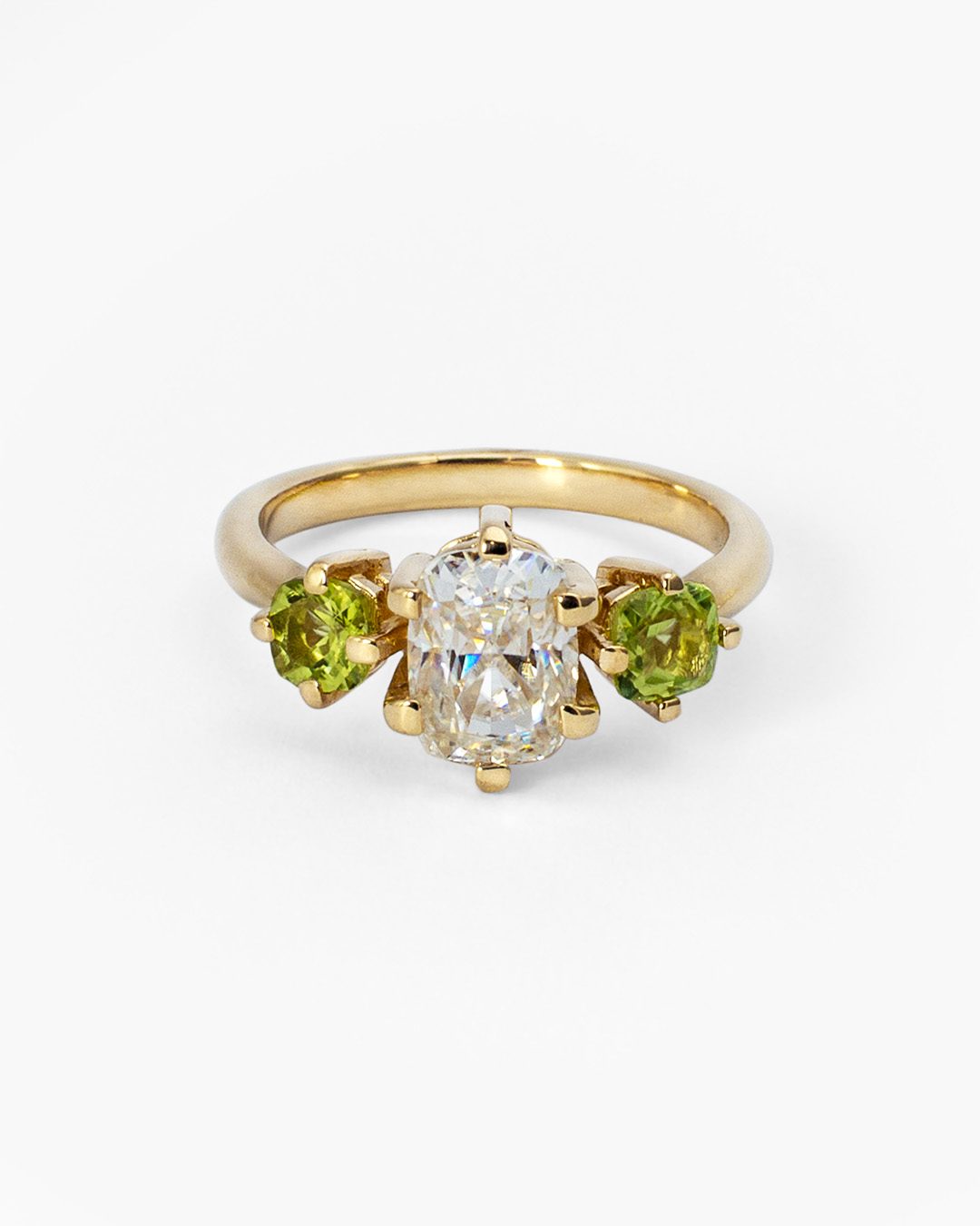 Anillo cushion con peridotos en oro amarillo de 14K