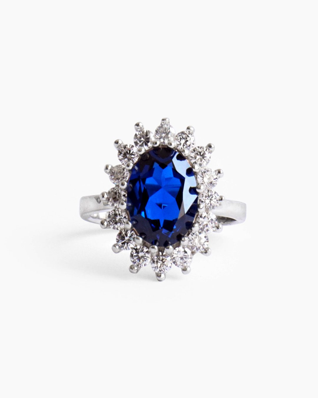 Anillo con espinela azul y halo de diamantes de laboratorio