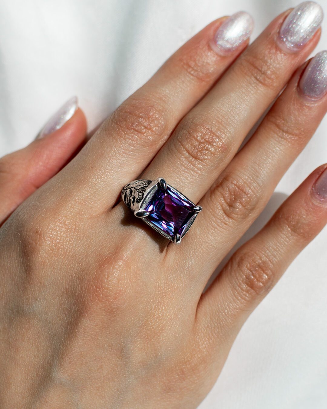 Anillo signet personalizado con amatista natural en plata .925