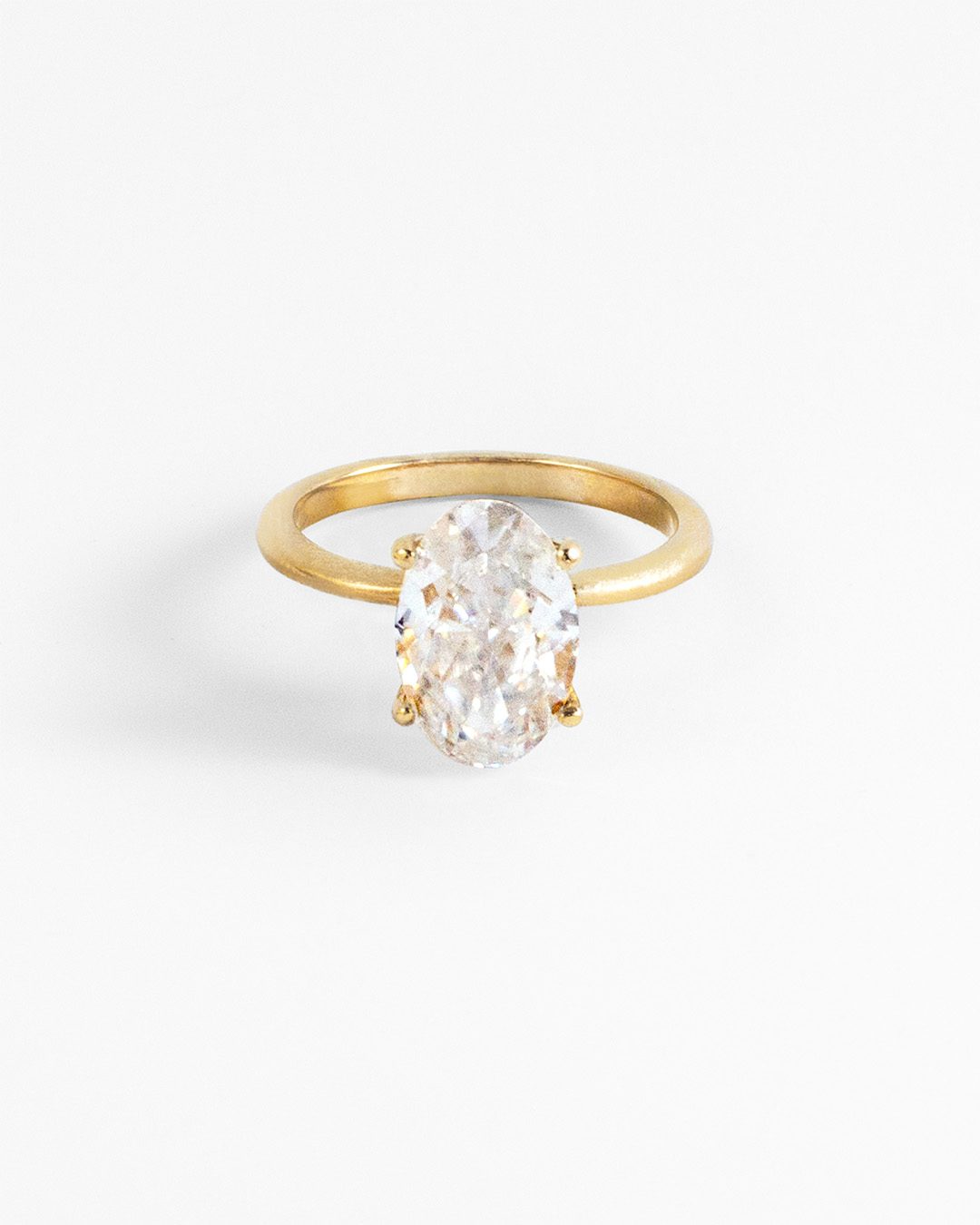 Anillo solitario con moissanita oval crushed ice en oro amarillo 14K