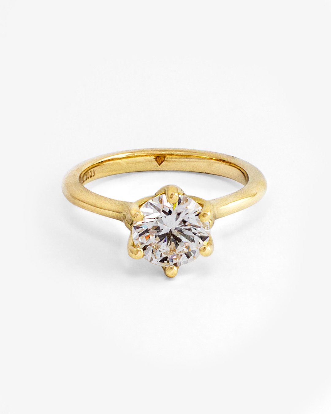 Anillo solitario tulipán con diamante redondo en oro amarillo 14K