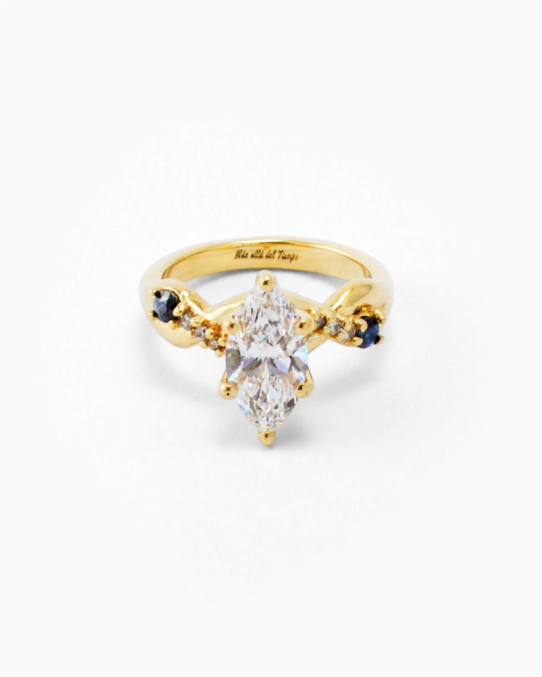 Anillo diamante marquesa con zafiros en oro amarillo de 14K